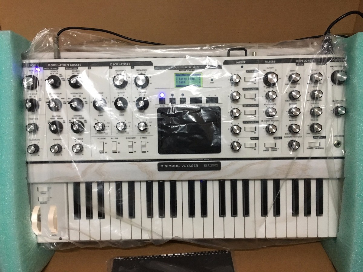 MOOG VOYAGER WHITE PERFORMER Limited Edition MINIMOOG keyboard