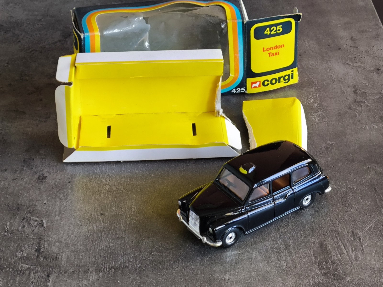 Corgi 425, London taxi - Free Price Guide & Review