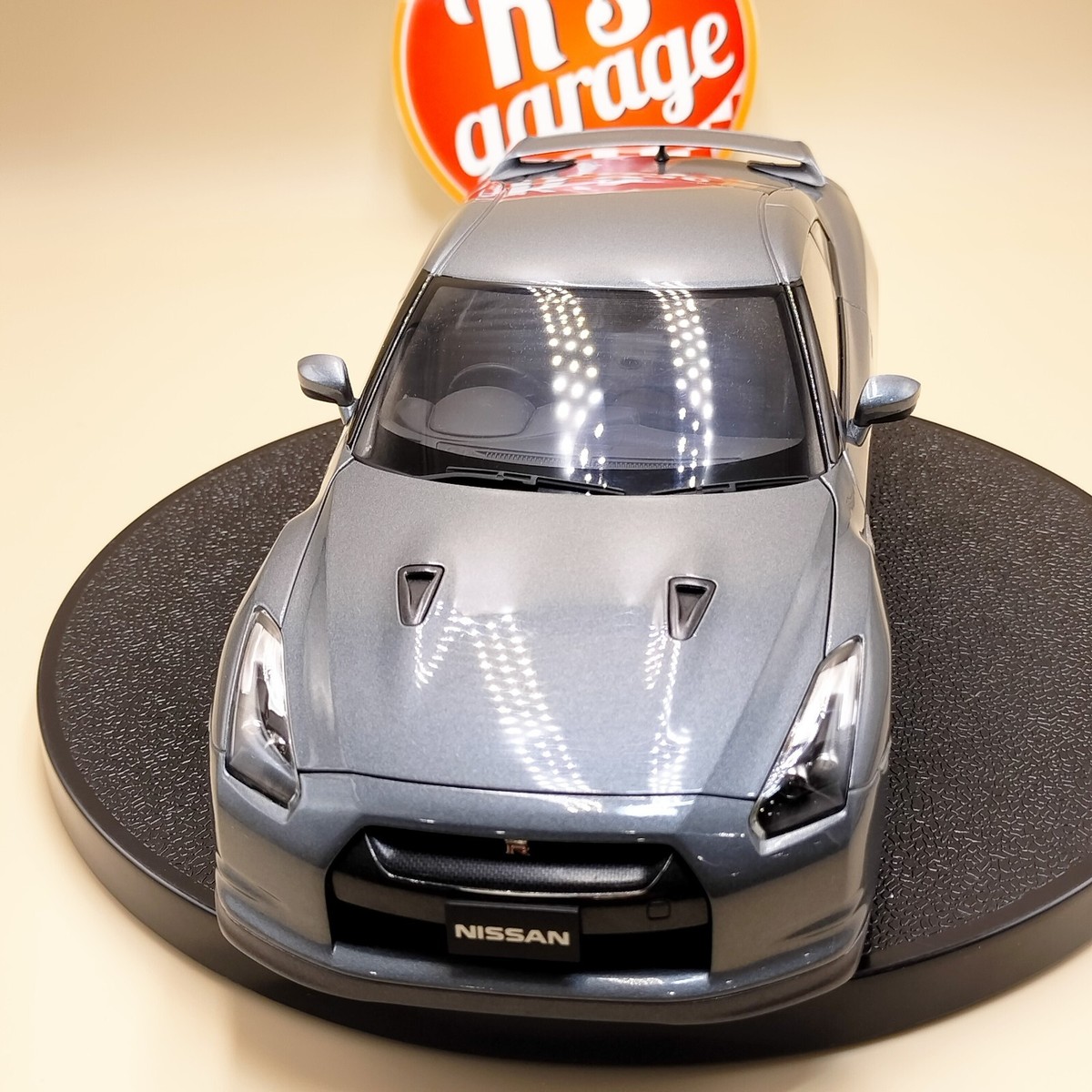AUTOart 1/18 Nissan Skyline GT-R R35 Gray #KAD Dealer edition