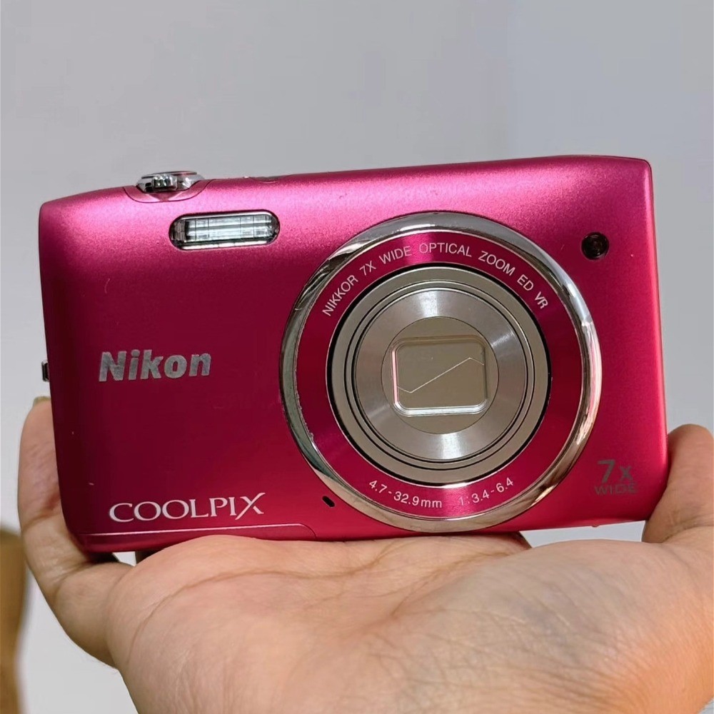 Nikon COOLPIX S3500 Digital Camera 20.0MP 7x Optical Zoom with