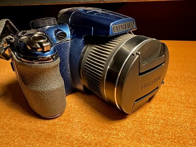 Fuji Finepix S3200 14MP Digital Camera - Blue + SD Card + Box (978