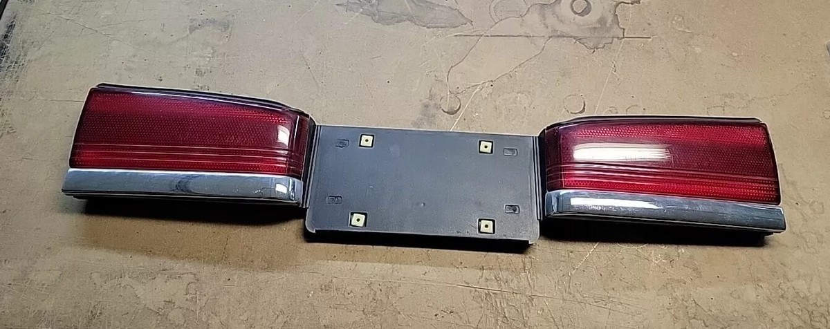 1995 - 1997 Ford Crown Victoria Trunk Lid Center Tail Light F5AB