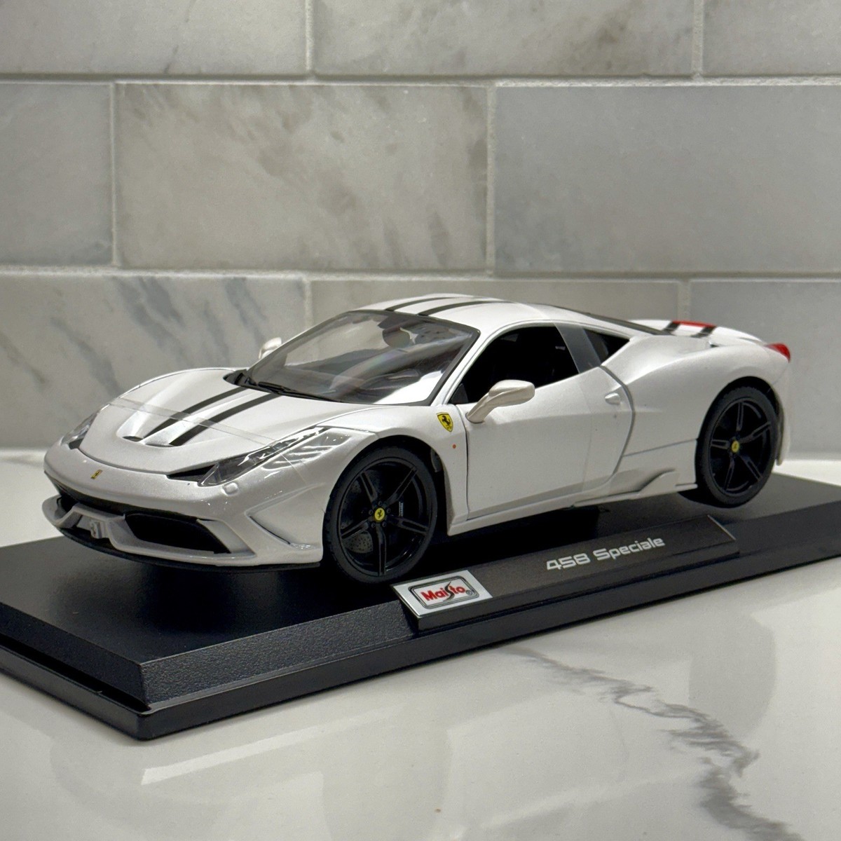 Maisto Ferrari 458 Speciale Pearl White 1/18 Scale Diecast Model