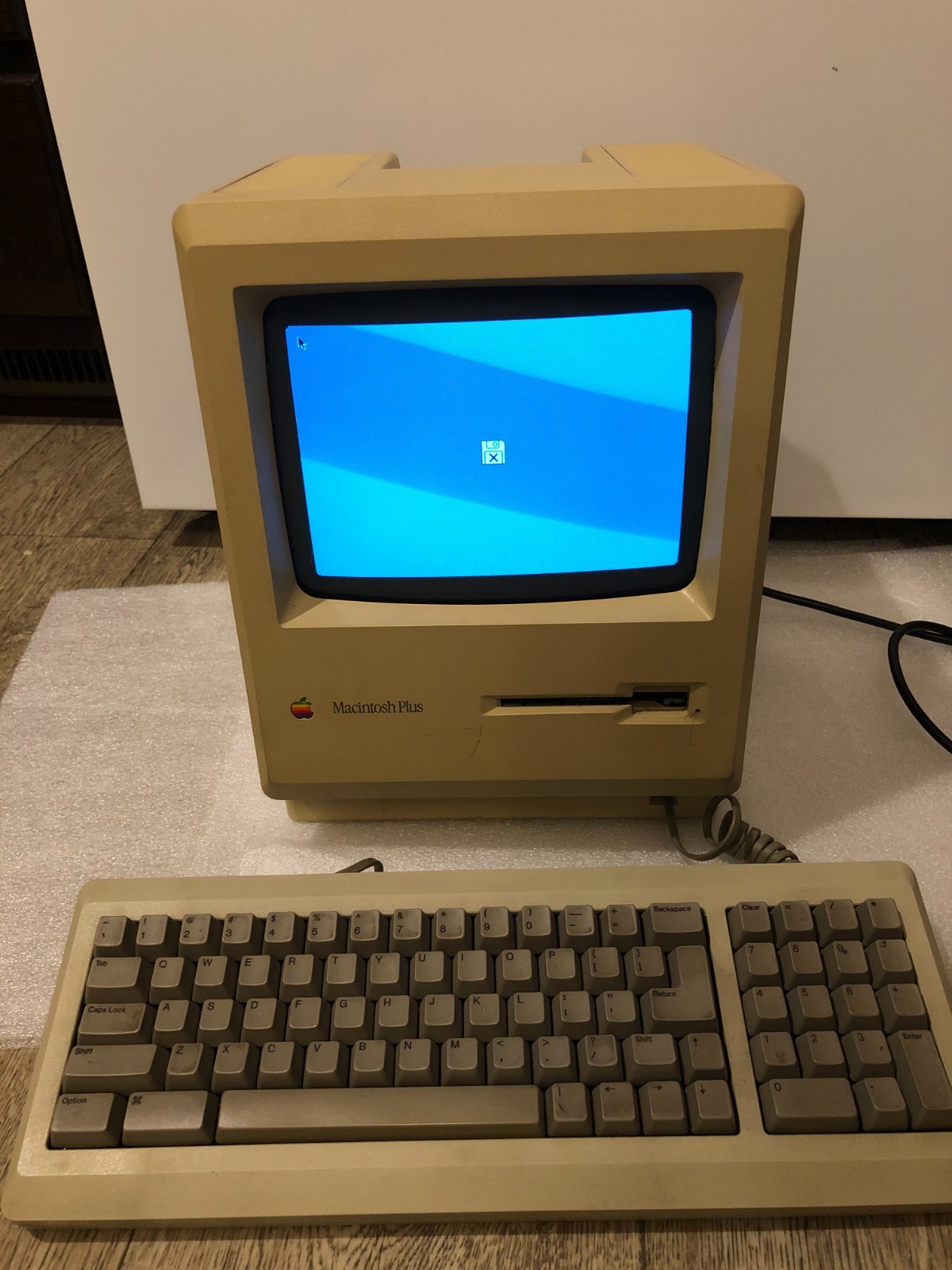 Vintage Apple Macintosh Plus 1Mb M0001A w./ Keyboard UNTESTED