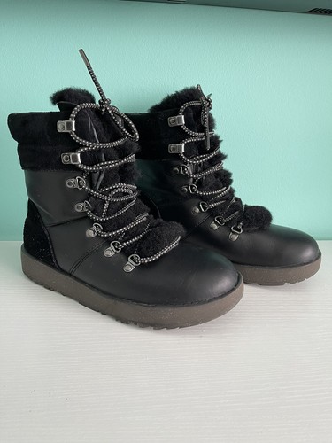 UGG Viki Leather Waterproof Snow Winter Boots Size 7.5 Run Small
