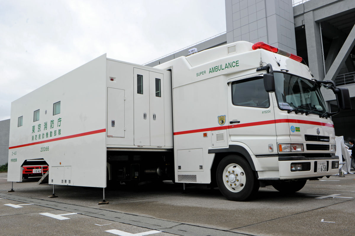 12mの巨大救急車「スーパーアンビュランス」や無人走行放水車