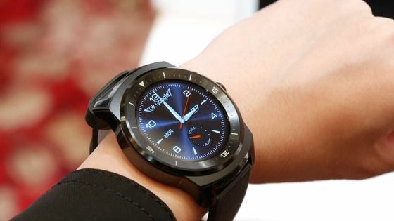 金属パーツをあしらったスリムでコンパクトな高級感あふれるスマート