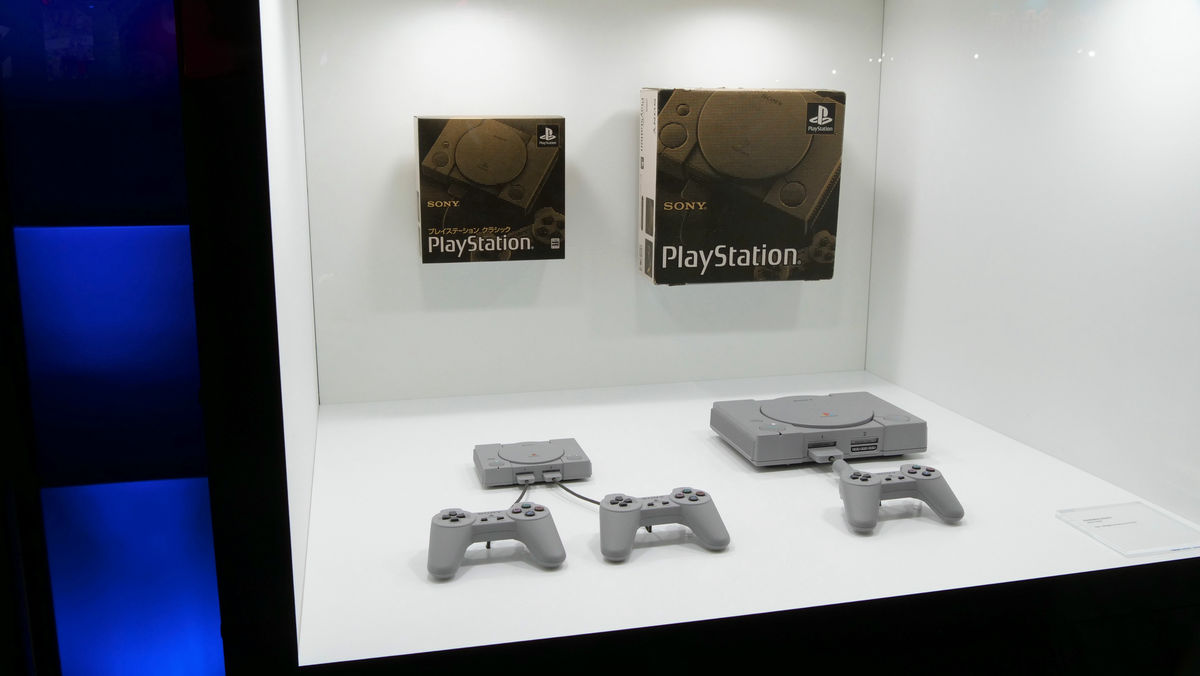 手のひらサイズのミニプレステ「プレイステーション クラシック」実機