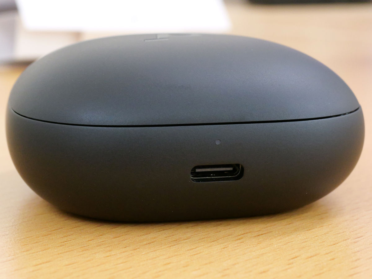 充電ケースにタッチバーを搭載し調整可能＆超強力なノイズキャンセ