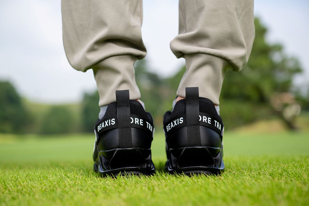 片足530gのチョイ重仕様 “体幹が鍛えられるゴルフシューズ” ビー