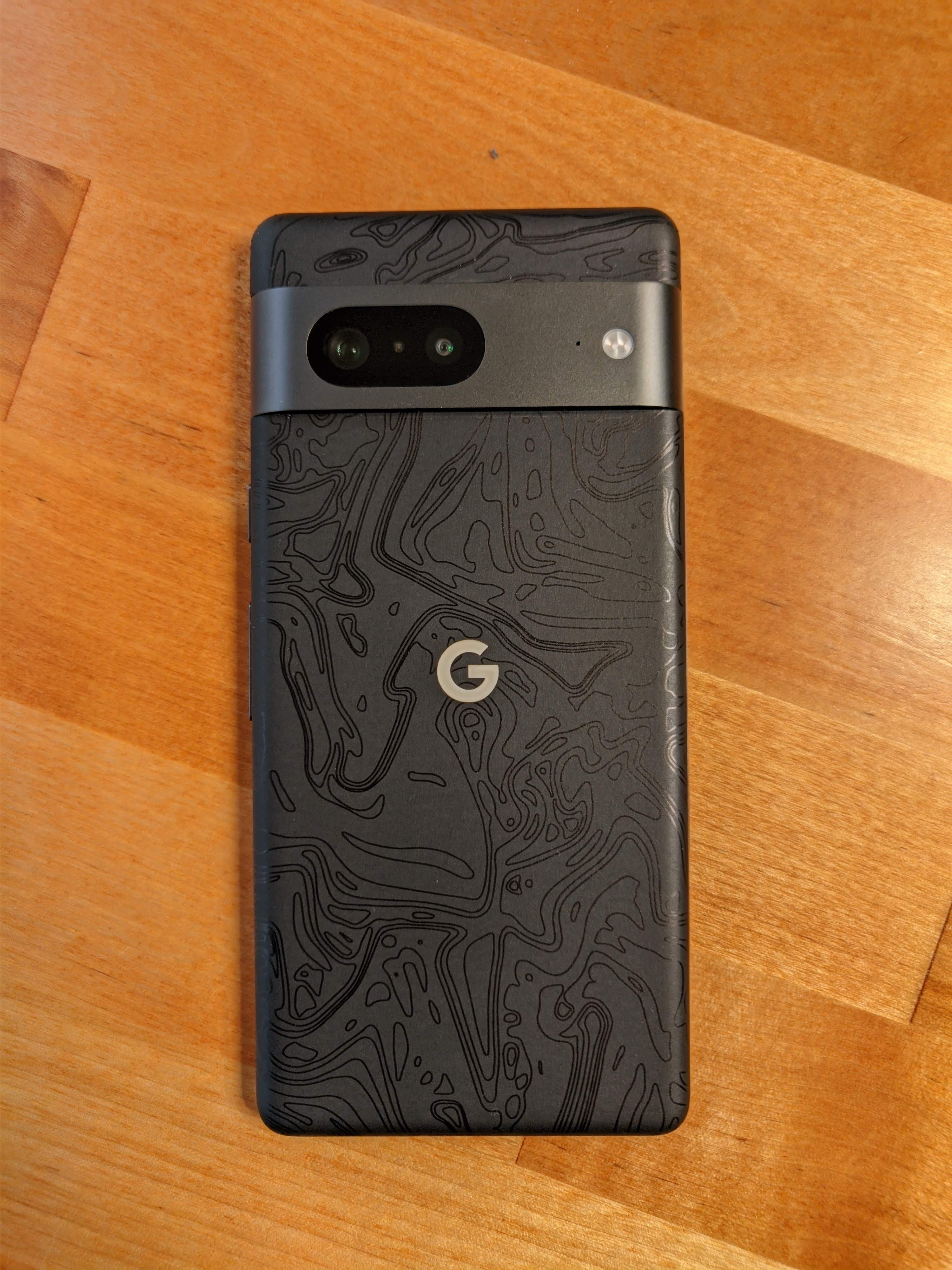 Triple Black Damascus is pretty sick on my Pixel 7 : r/dbrand