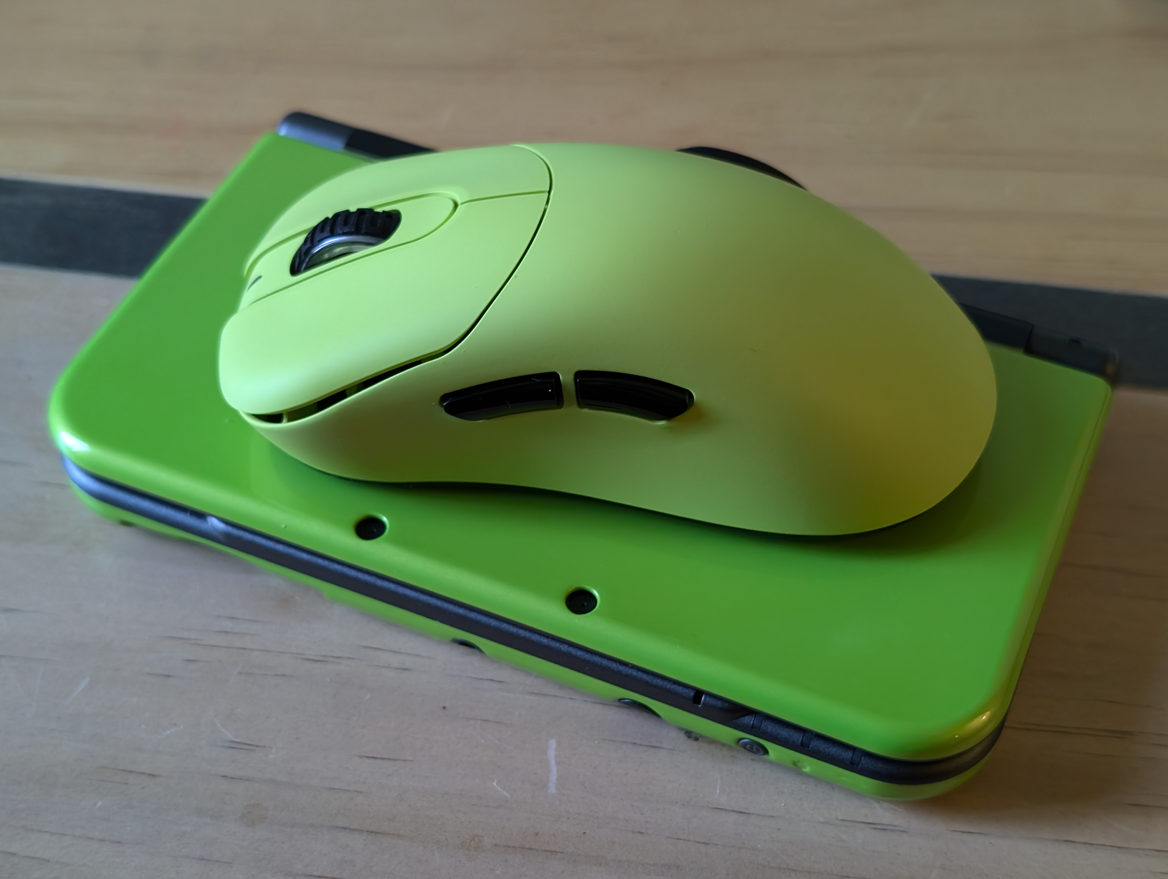 Vaxee E1 Fluorescent Green Impressions : r/MouseReview