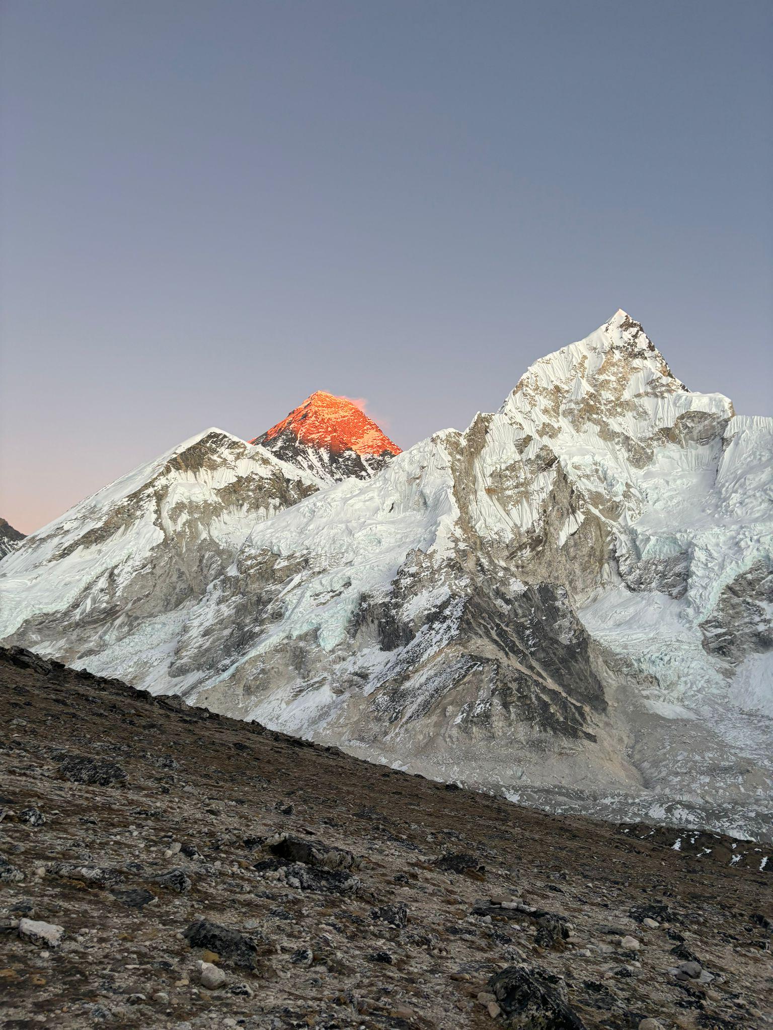 カラパタールからのエベレストの日の出は、最初の光線がそびえ立つ山頂