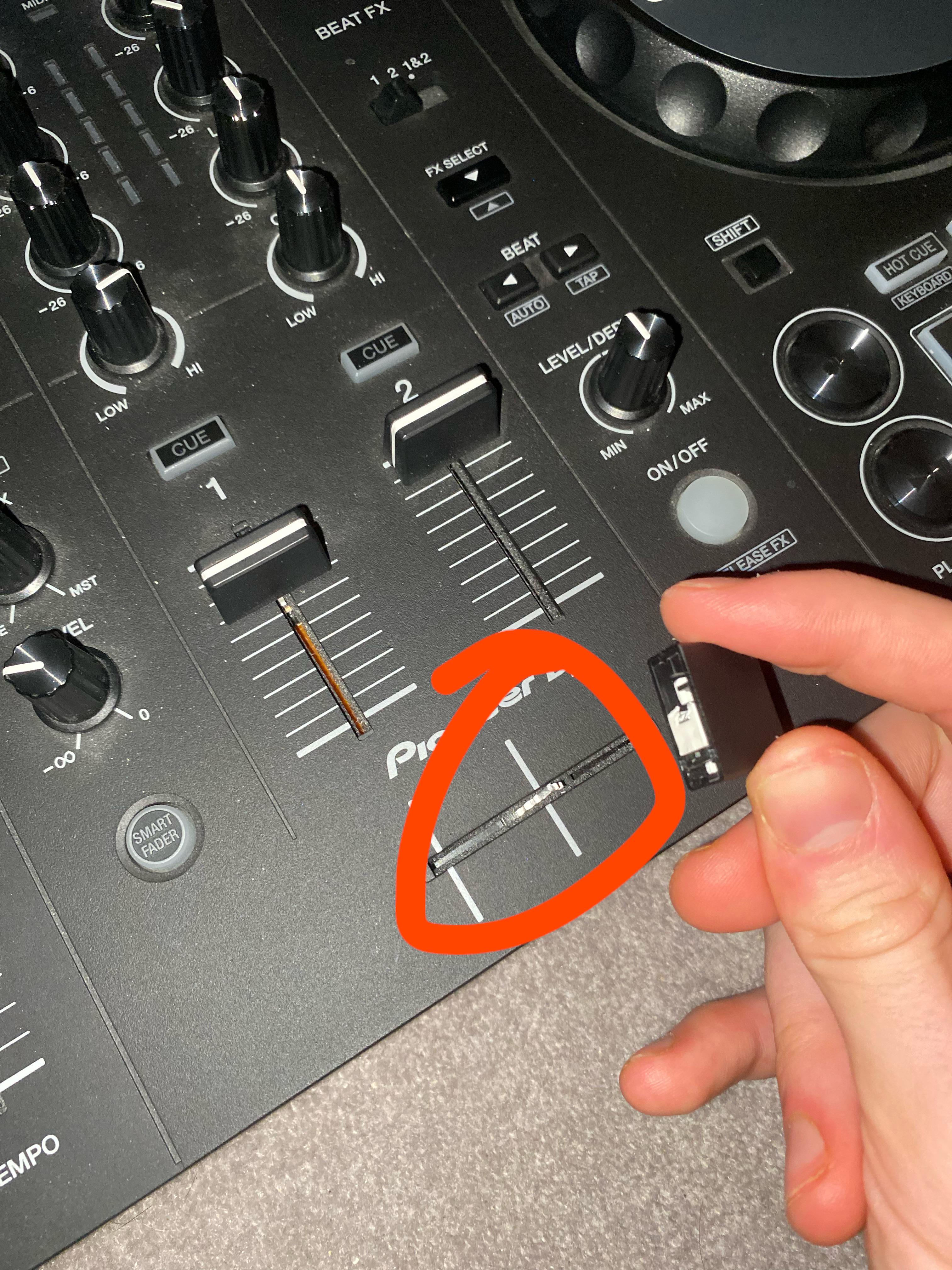 クロスフェーダーが壊れたときの修理方法について何かヒントはあります