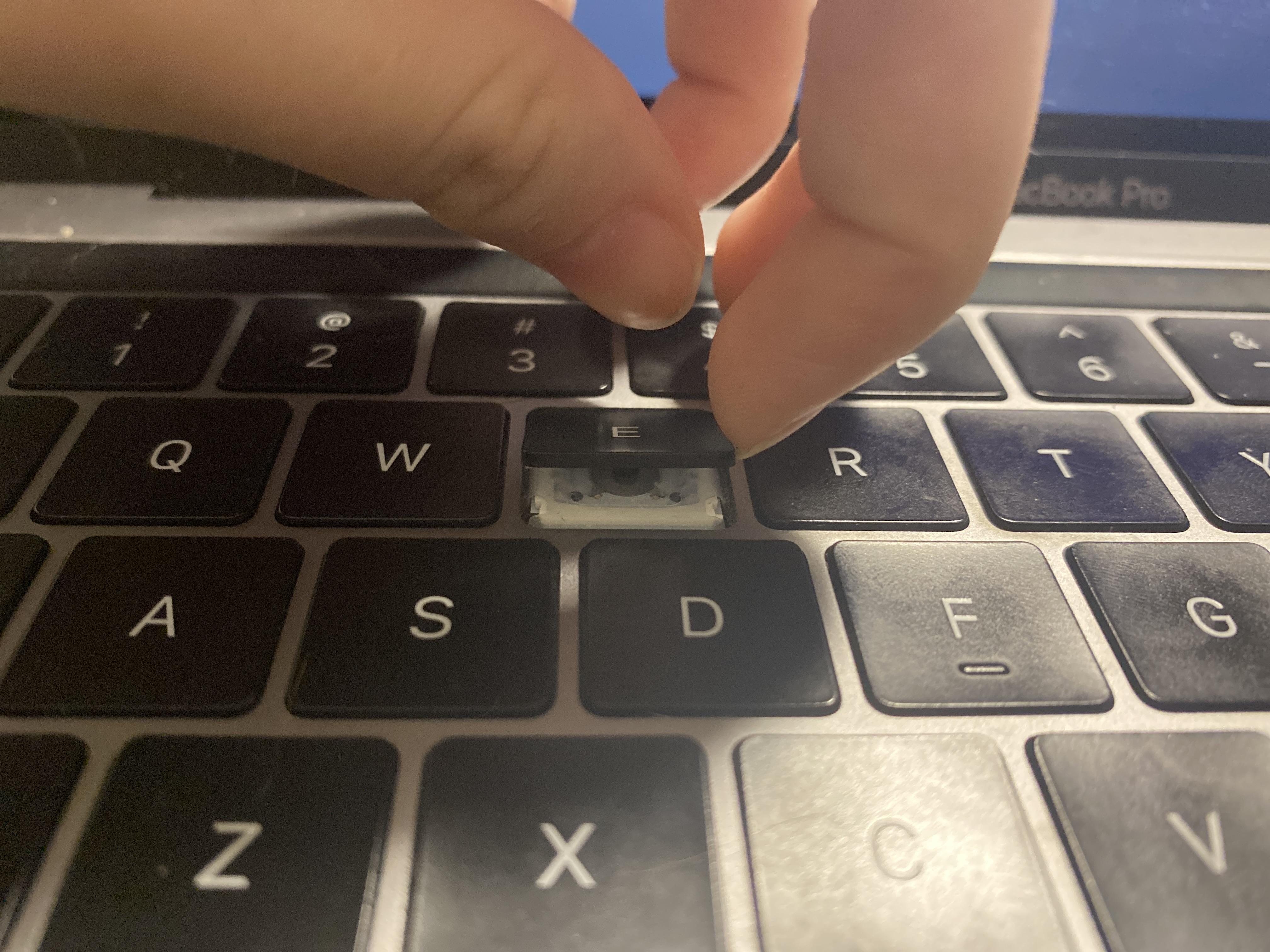 Macbook Pro 2019 のキーボードのキーが外れて、はまらない : r/macbookpro