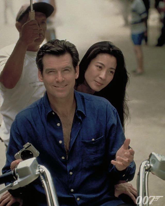 007/トゥモロー・ネバー・ダイ』の撮影現場でのブロスナンとマレーシア