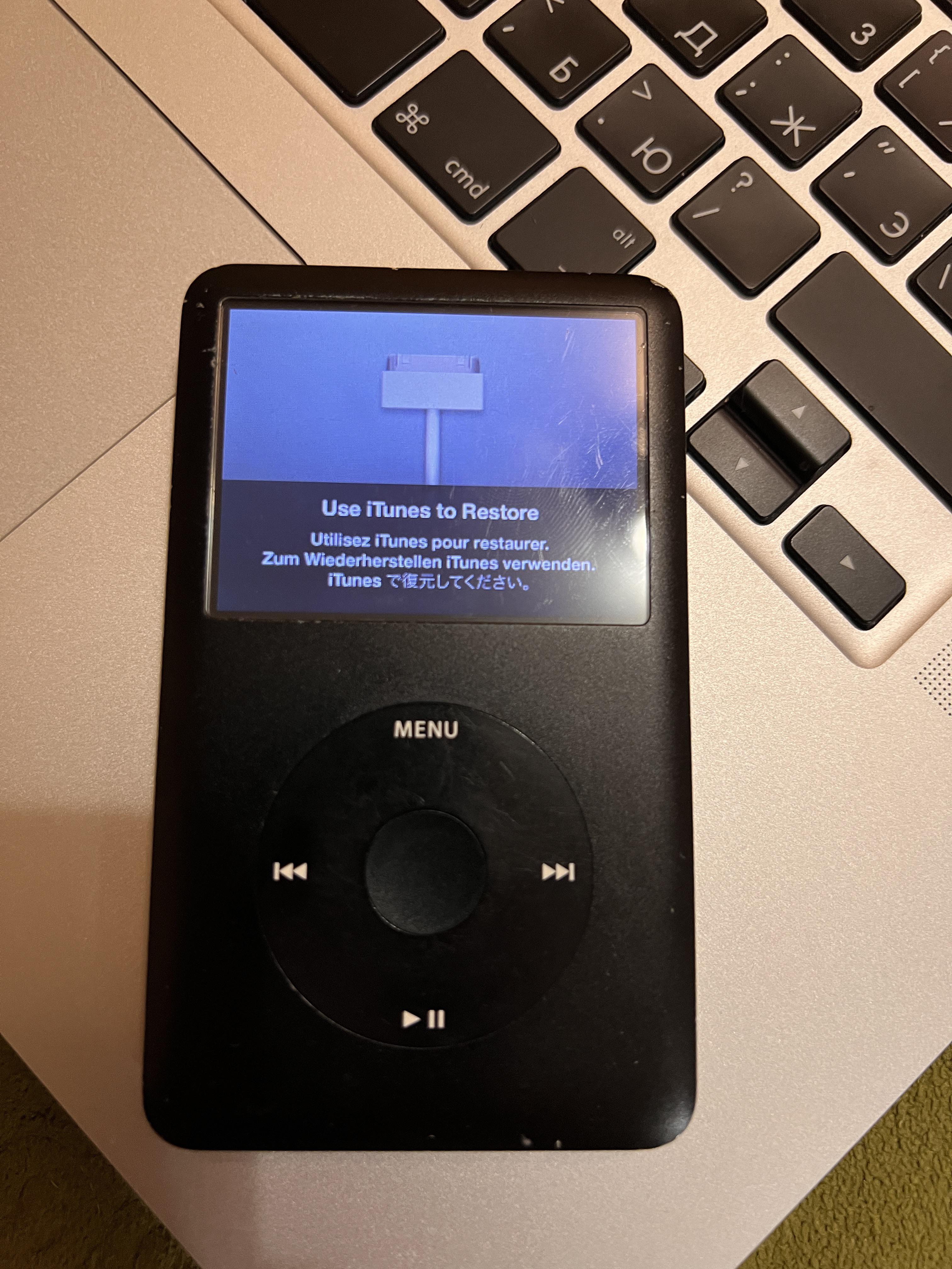iPod classic 80GBを買ったんだ。前の持ち主は、何年も充電せずに持っ