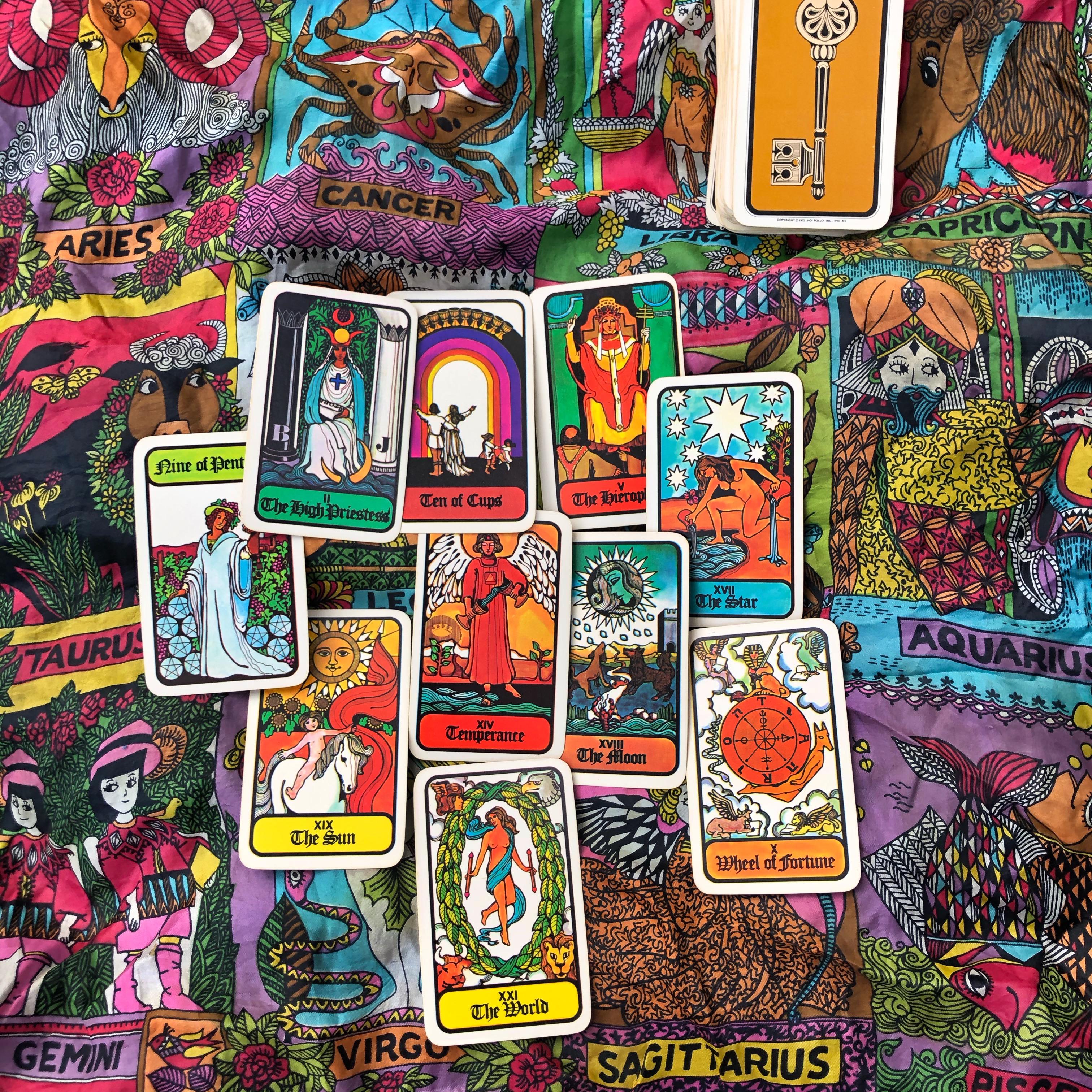 お母さんが70年代のホイポロイのタロットデッキと占星術のスカーフを