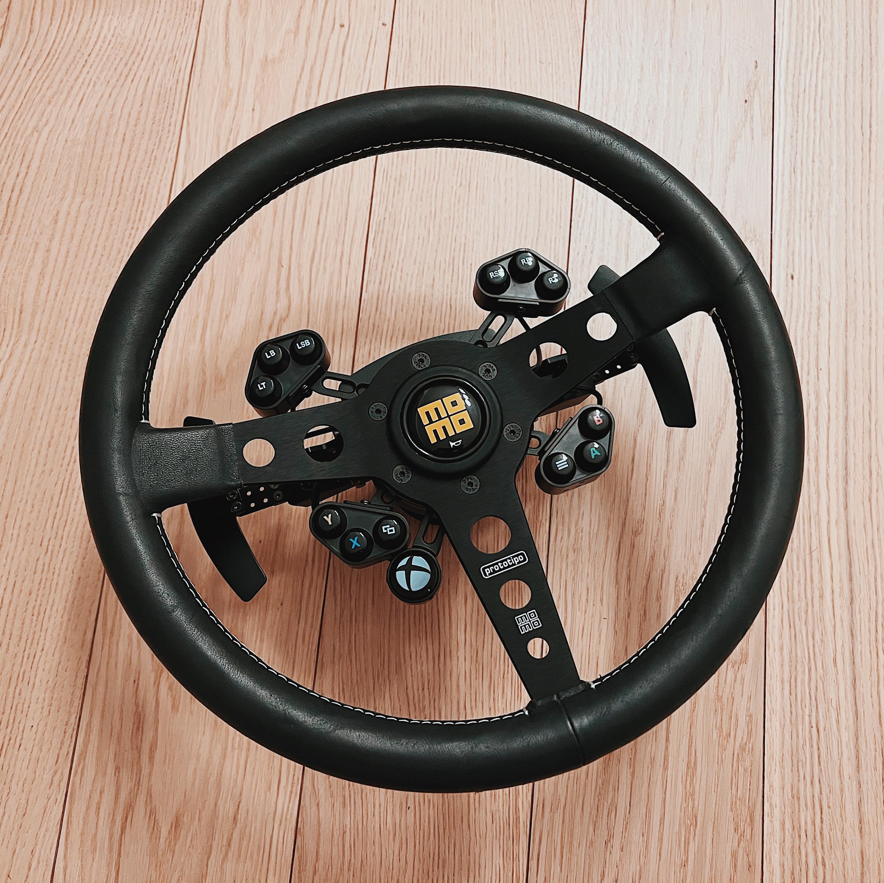 MOMO プロトタイプ、ホーンボタン付き : r/Fanatec