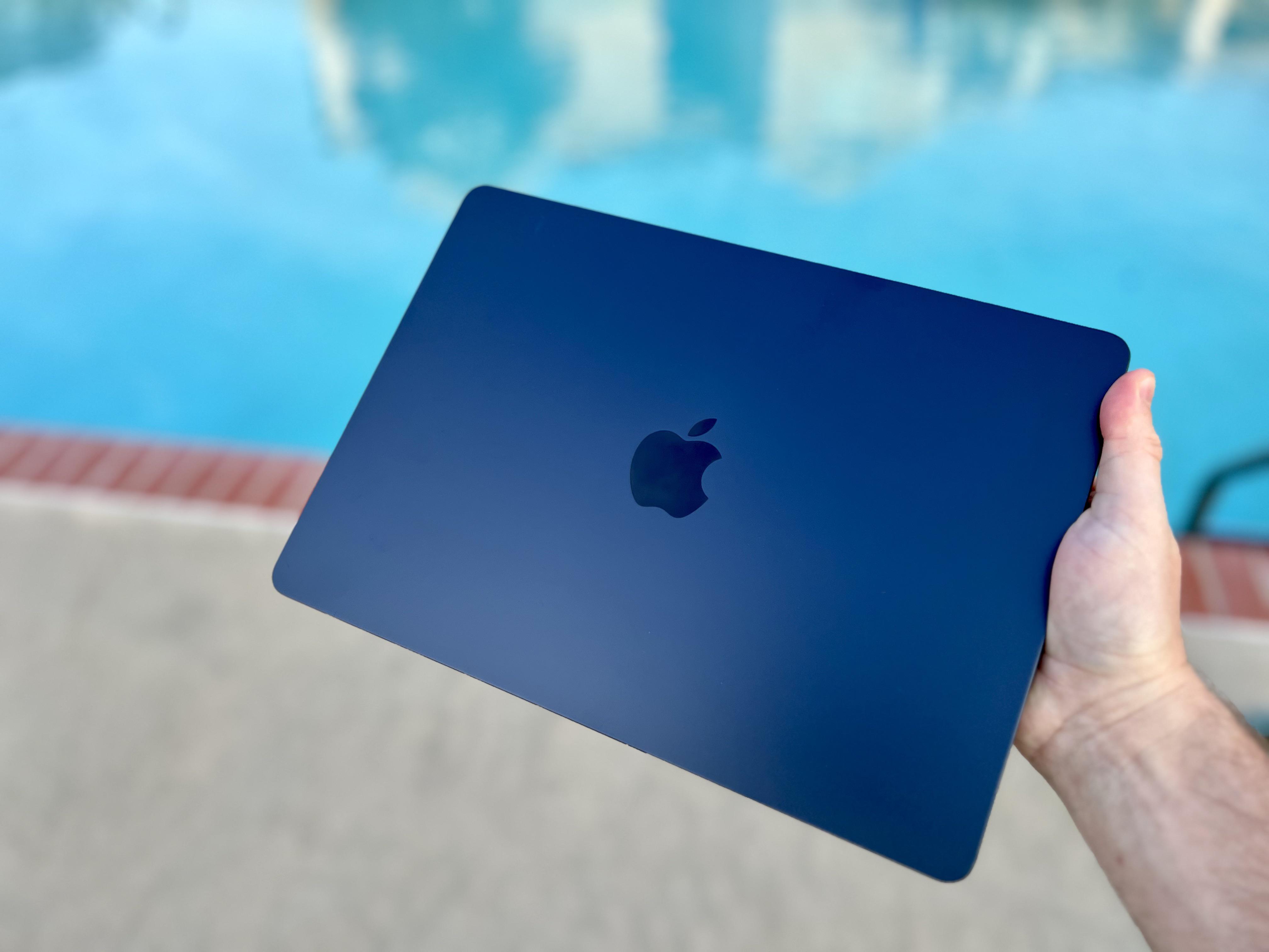 1TB、8/10コア、16GBのM2 Airをミッドナイトで受け取ったんだけど、今