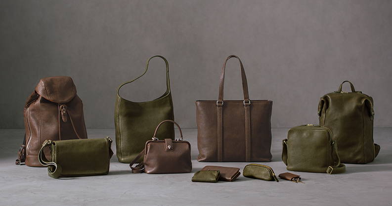 トーンオイルヌメ」シリーズに、新型バッグと2色の数量限定色が登場