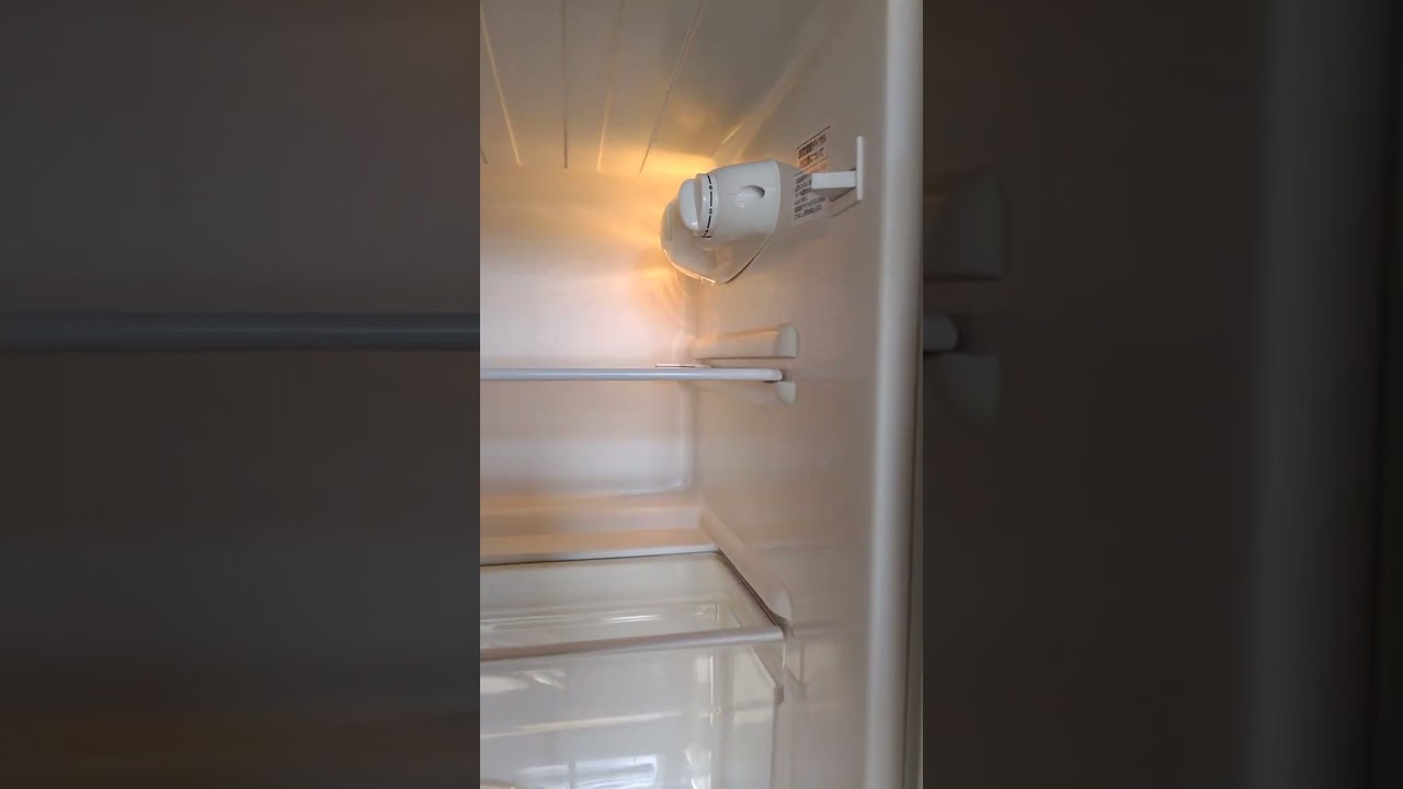 2015年製 冷蔵庫 高さ約85cmのコンパクト＆ロータイプ＆耐熱性能天板