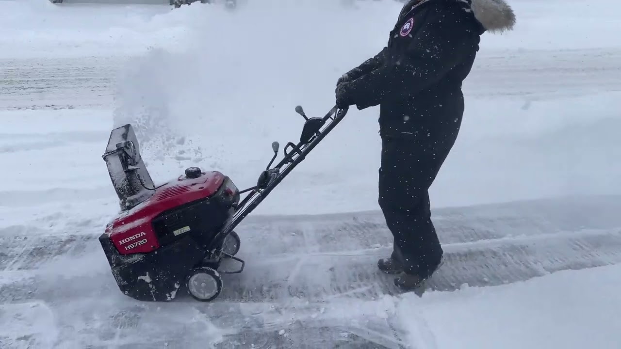 Honda HS720 Single Stage Snowblower Test and Demo - YouTube
