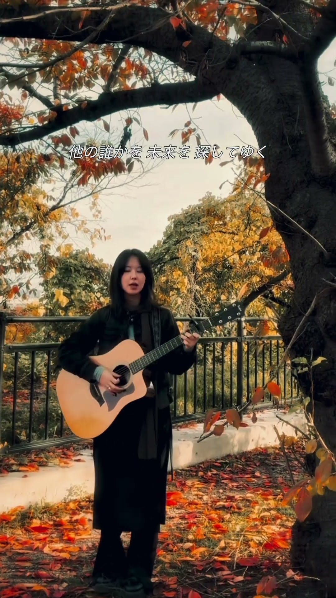 青いガーネット - YouTube