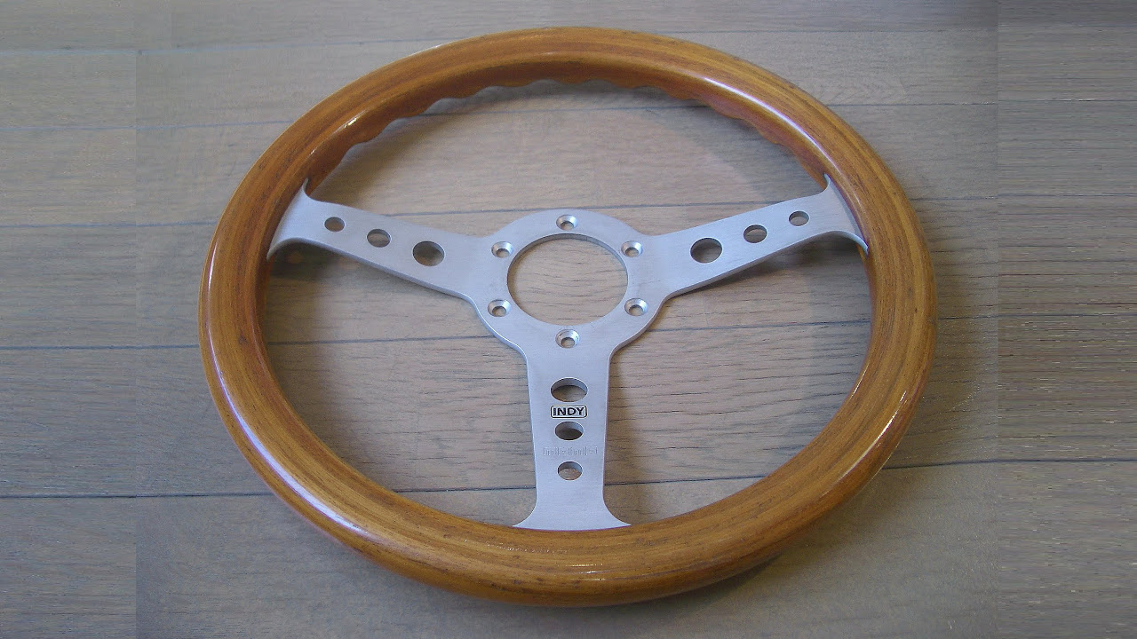 MOMO「 INDY・インディ・32φ 」モモステアリング 自動車用ハンドル
