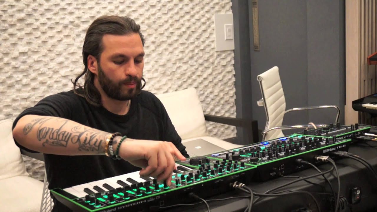 ROLANDのベースシンセサイザー、AIRA TB-3のご紹介ページです。