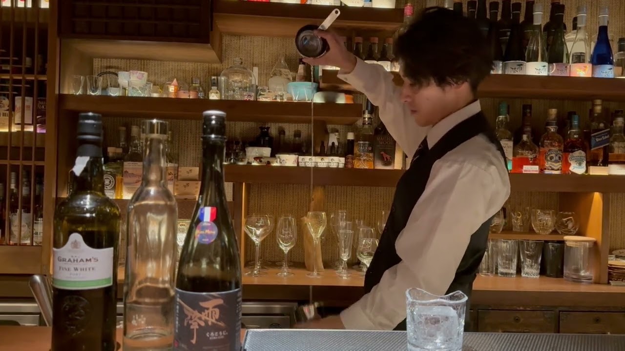 レトロなBAR】時間を聴く。神楽坂の石畳に沁み込むお酒 ｜ シマダグループ