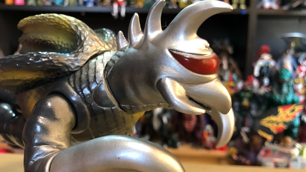 マルサン】飛んでます!!ガイガン飛行形態のソフビをレビュー!! - YouTube