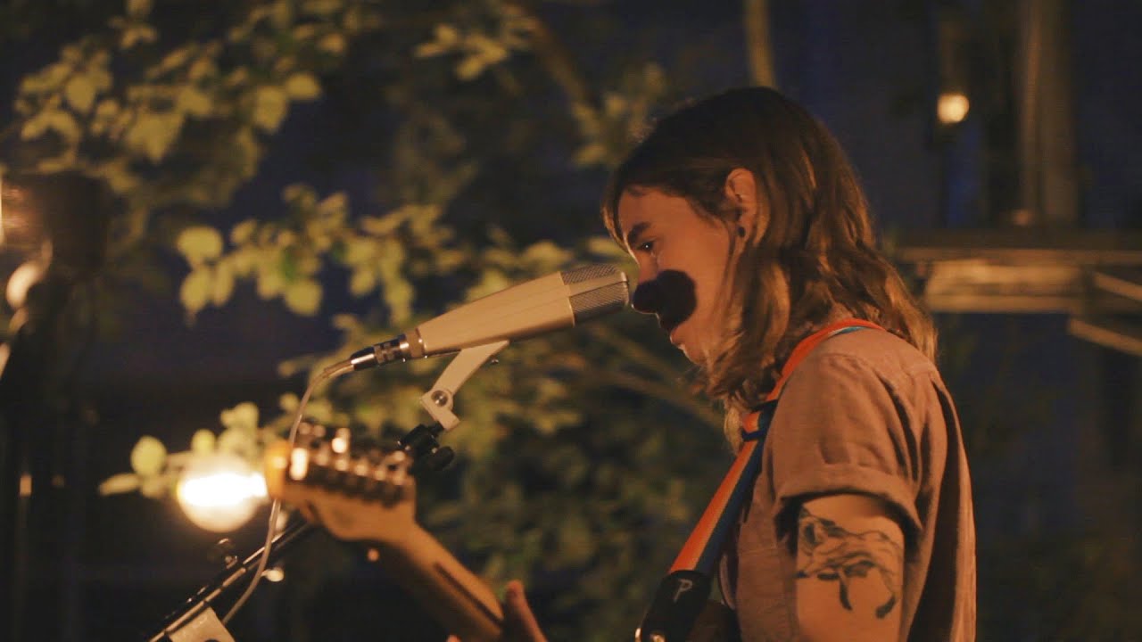 Julien Baker - Funeral Pyre (Live) - YouTube