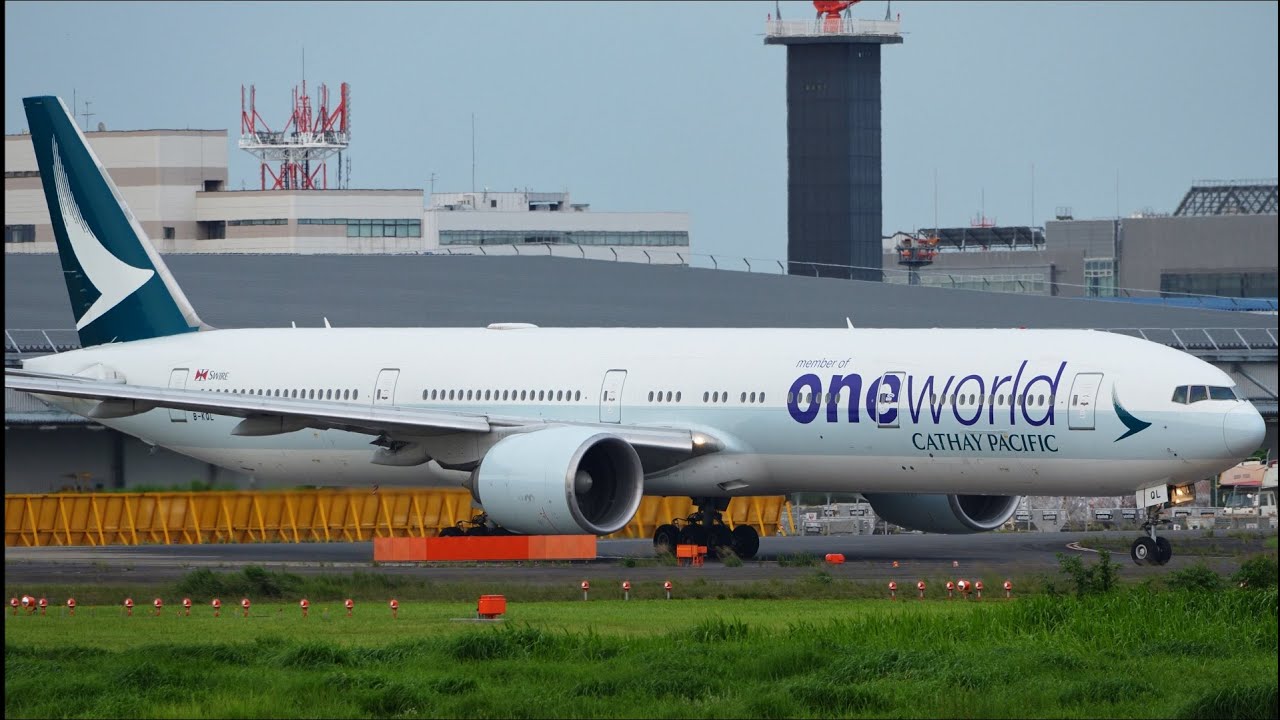 Cathay Pacific Oneworld Livery Boeing 777-300ER B-KQL Takeoff from