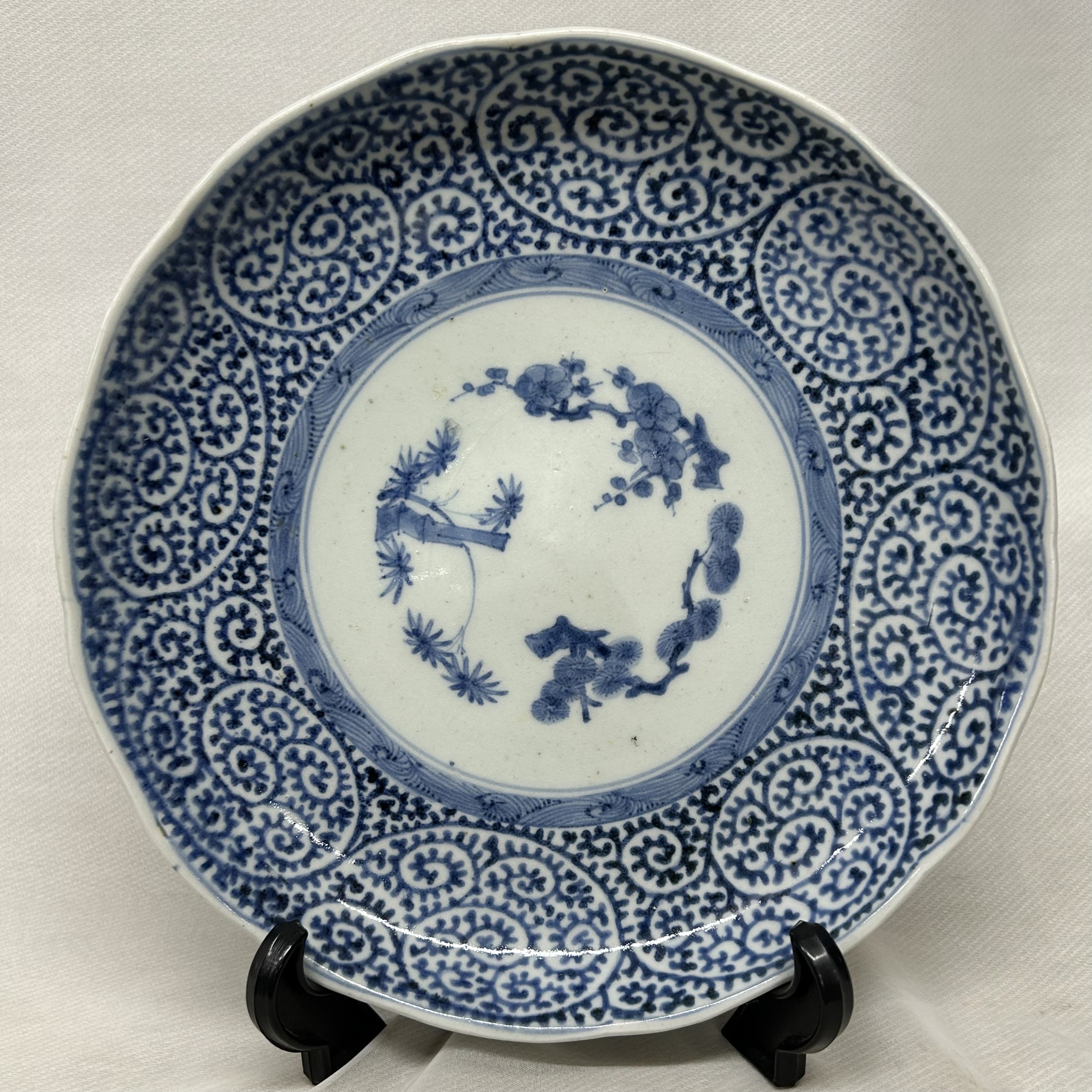 古伊万里・大明成化年製 染付 蛸唐草文松竹梅図皿、慈光店舗にて販売中