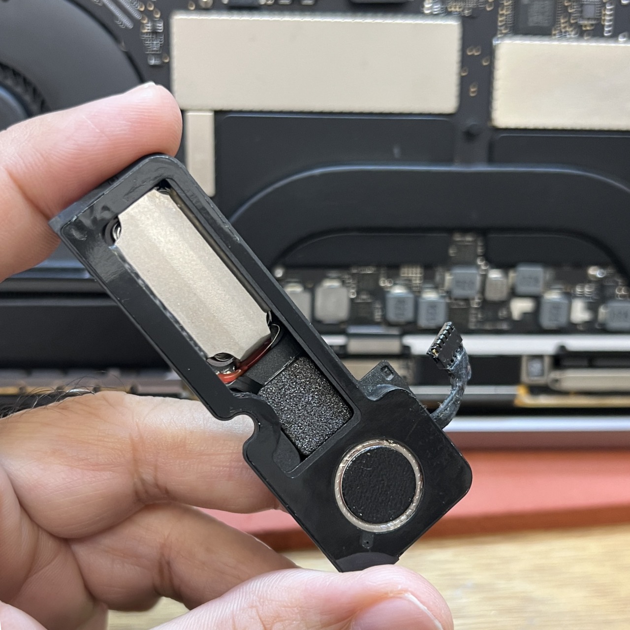 MacBook Pro (15-inch, 2017) ボリュームを上げると音がこもる