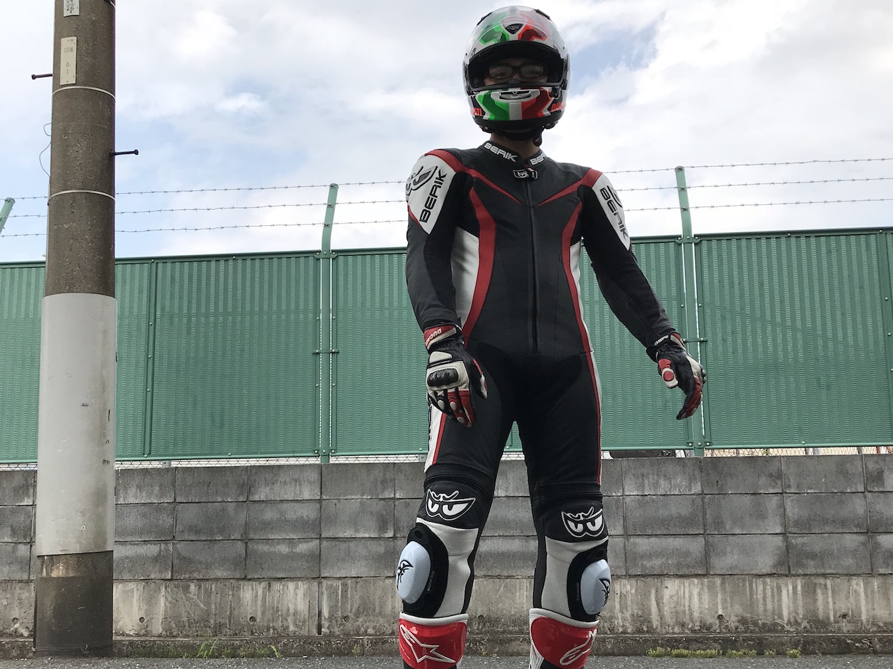 インプレ】『ベリック(BERIK)』の革ツナギはダイネーゼよりも安くて