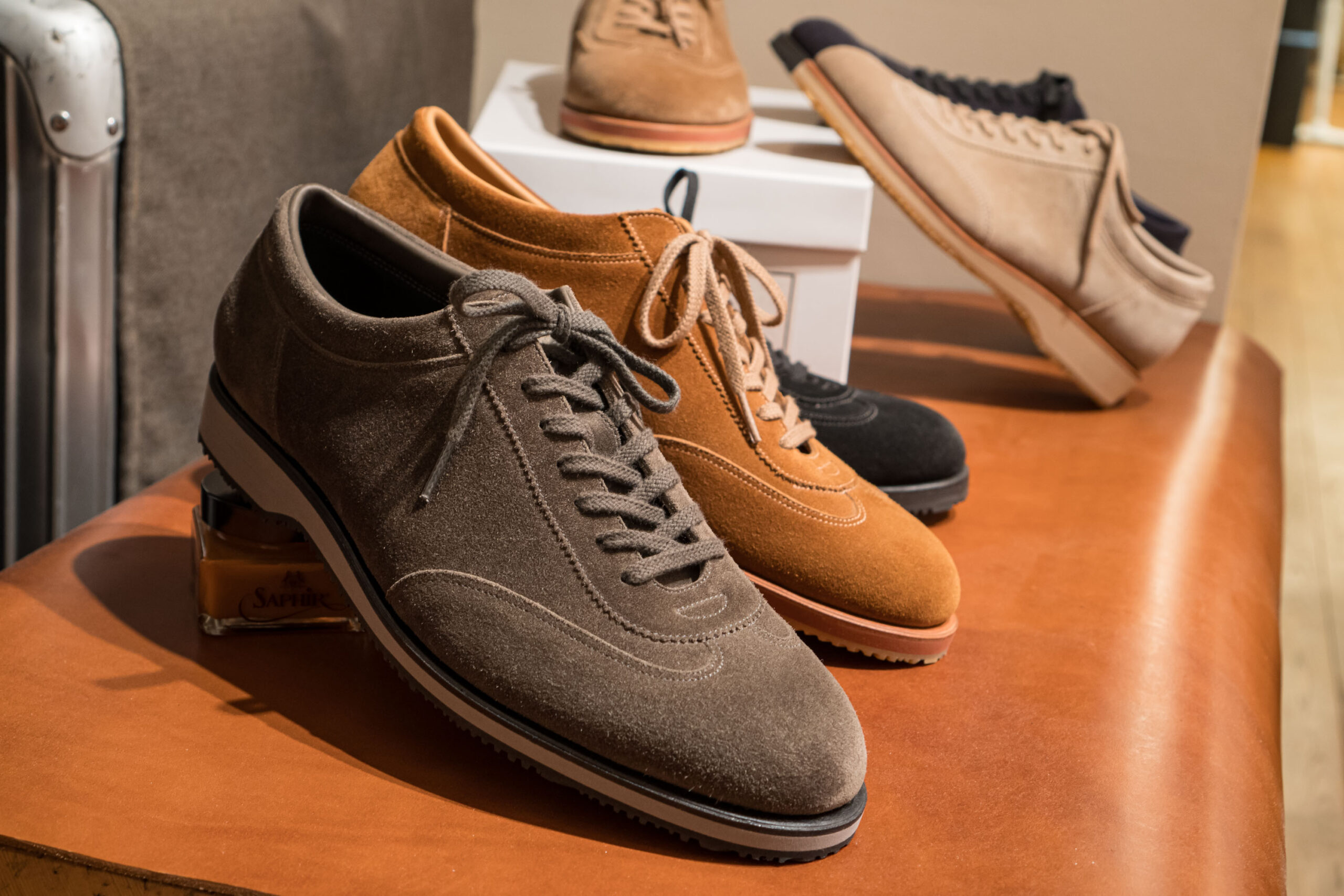 報告書 - ヒロ・ヤナギマチのハンドウェルテッド・スニーカー - jp