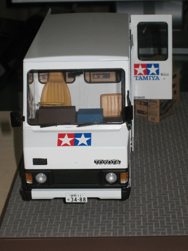 Tamiya 1/24 Toyota Hiace Quick Delivery Tamiya version | Tomohiko