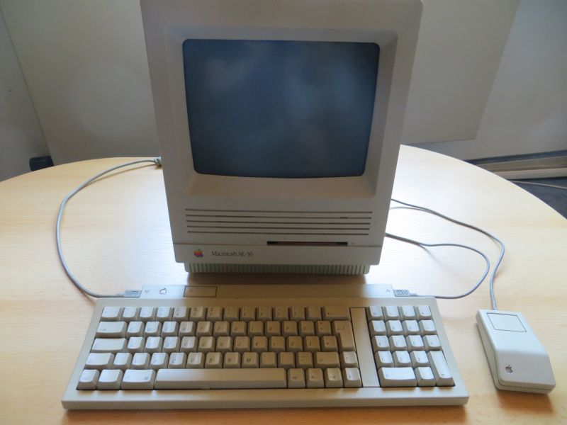 Macintosh SE/30 [Apple] – Jungsis Corner
