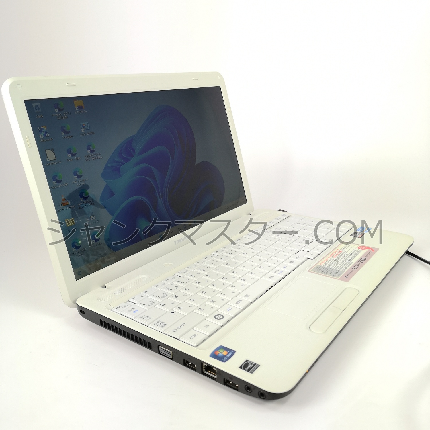 TOSHIBA/Core i3/ホワイト/Windows 11/15.6インチ/4GB/SSD 240GB