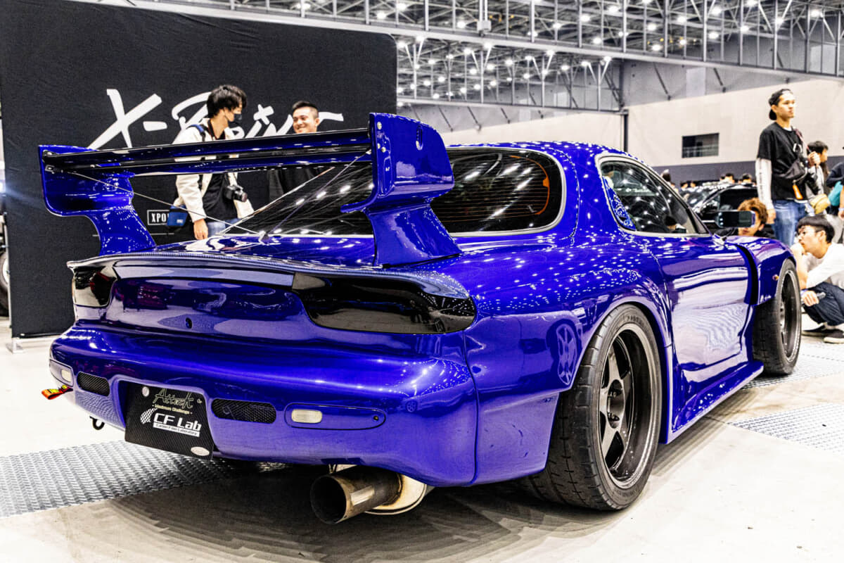 RE雨宮のボディキットをまとったマツダ「RX-7」はエンジンルームも凄い