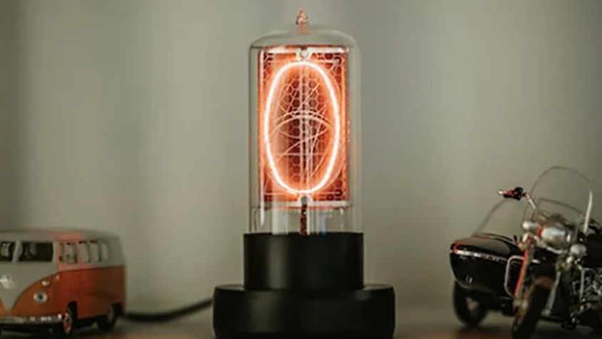 ウクライナの職人が往時の技術で現代に復活！存在感ある1桁表示の