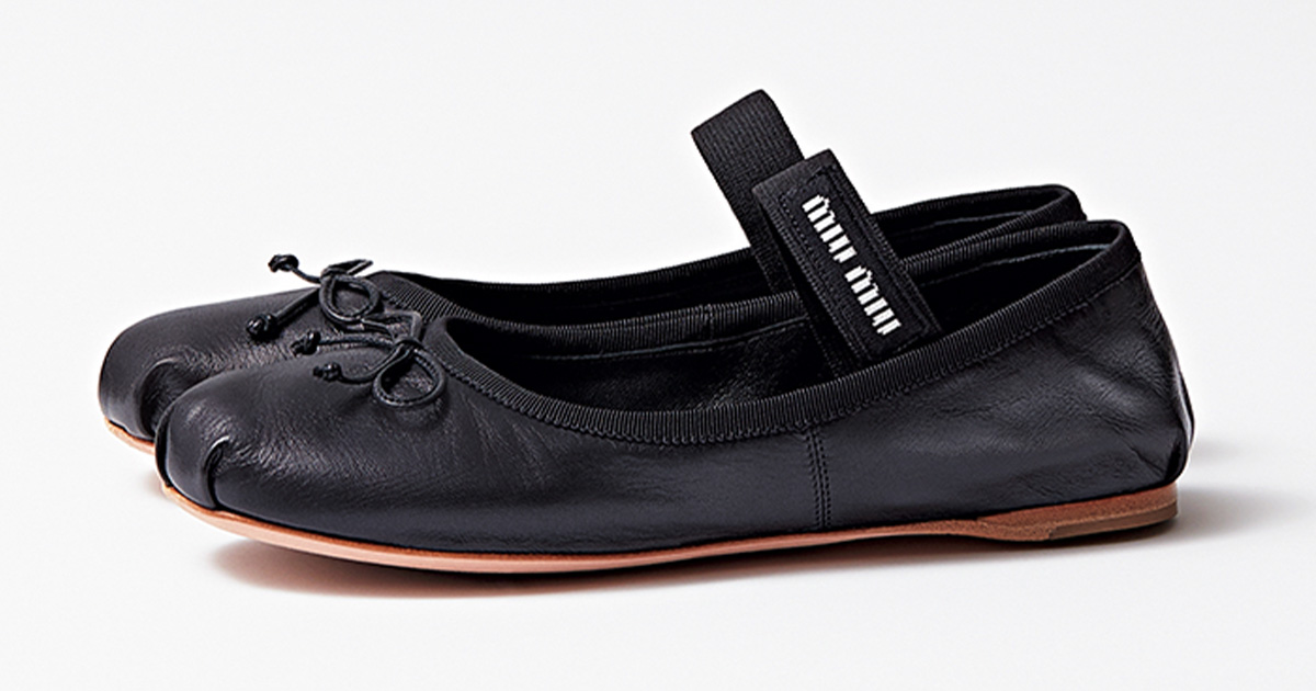 ママの足元に新星【ミュウミュウ】の『バレエシューズ』がクラシカルで