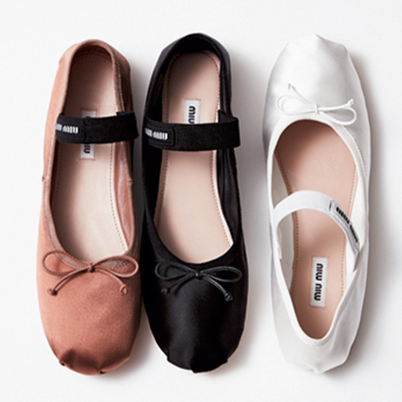 ママの足元に新星【ミュウミュウ】の『バレエシューズ』がクラシカルで