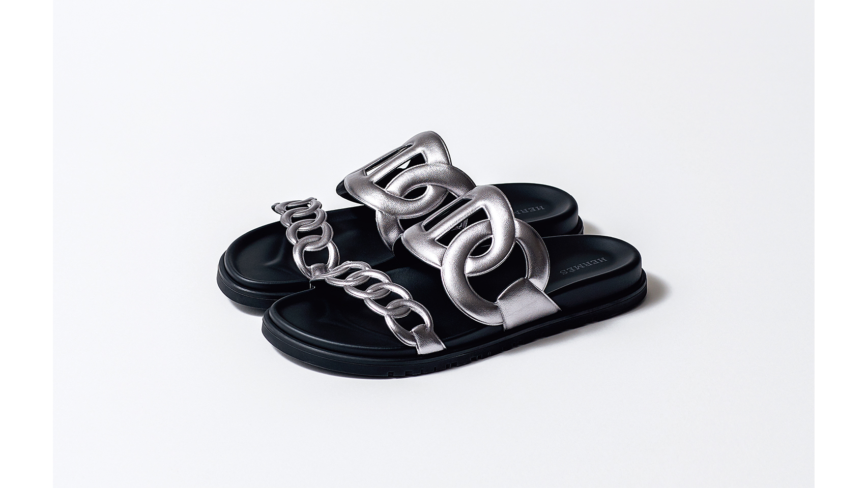 エルメス】今夏の本命サンダルは「エクストラ」！あらゆるシーンで装い