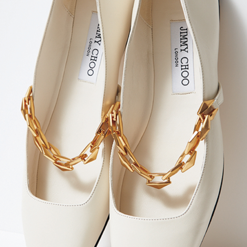 チェーンがポイント！『白のフラット靴』でキレイめな秋にスイッチ | VERY