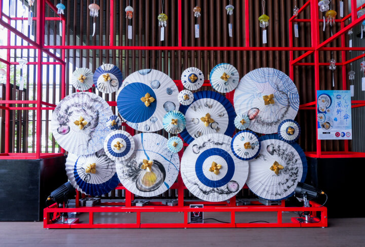 5/31-9/30｜風鈴×京和傘の和空間で京の夏を涼やかに「くらげと傘と風鈴