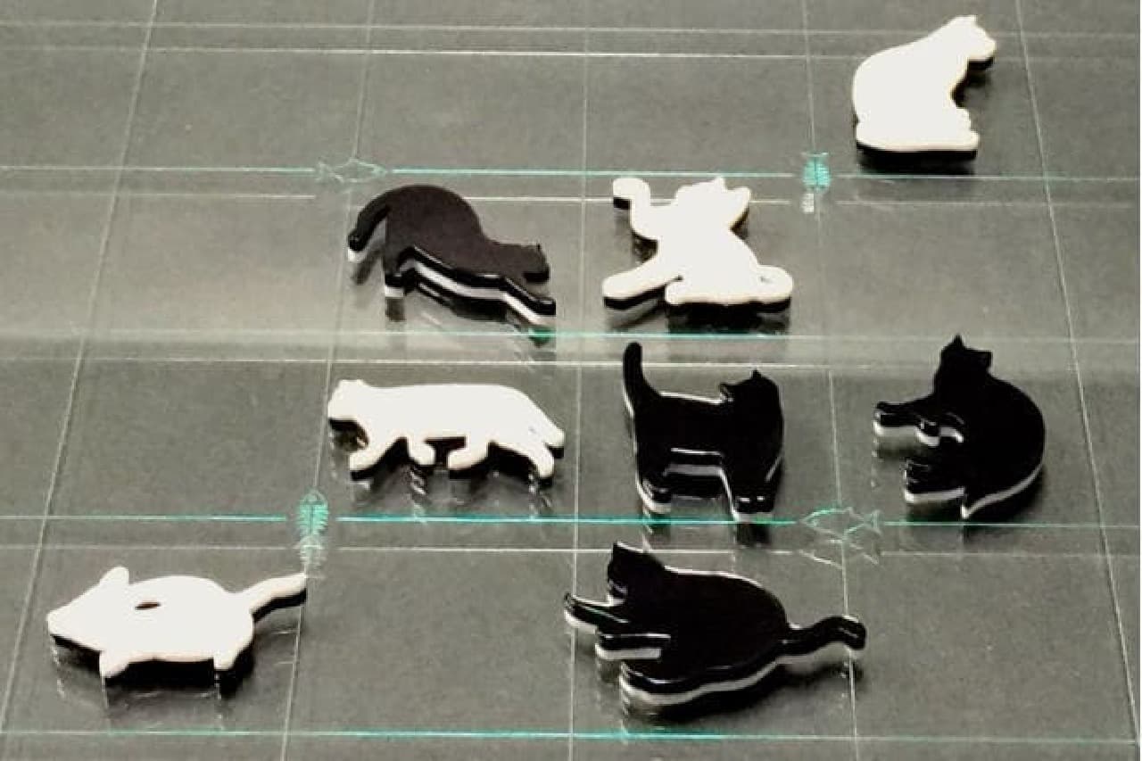 白猫と黒猫がコマになった「オセロ」がかわいいと話題 [インターネット