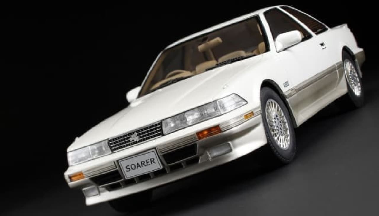 懐かしいトヨタ「ソアラ」を机の上において ― 「1/18 トヨタ ソアラ